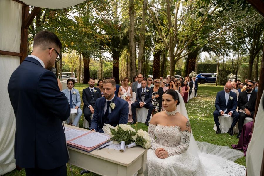 Gli sposi e gli invitati durante il rito
